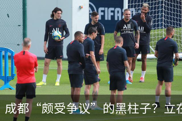 成都“颇受争议”的黑柱子？立在高档商场外，被好多人认为有猫腻